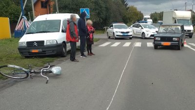 Чоловіка, якого авто збило на пішохідному переході біля Луцька, госпіталізували до лікарні
