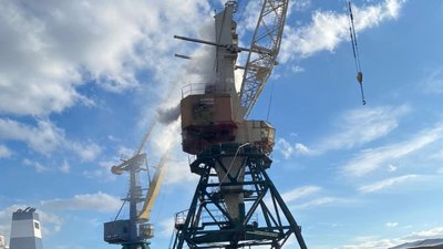 У Миколаєві рятувальники загасили пожежу портального крану