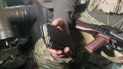 Трофейний магазин від автомата російського військового, якого "Хантер" узяв у полон, березень 2024 року. Трофейний магазин від автомата російського військового, якого "Хантер" узяв у полон, березень 2024 року.
