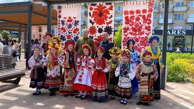 У Черкасах в сквері "Юність" святкували День вишиванки У Черкасах в сквері "Юність" святкували День вишиванки