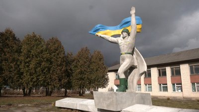 Скульптуру солдата з прапором розмалювали за часів незалежності Скульптуру солдата з прапором розмалювали за часів незалежності