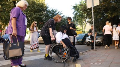 У Чернівцях вулиці протестували на безбар'єрність для маломобільних людей У Чернівцях вулиці протестували на безбар'єрність для маломобільних людей