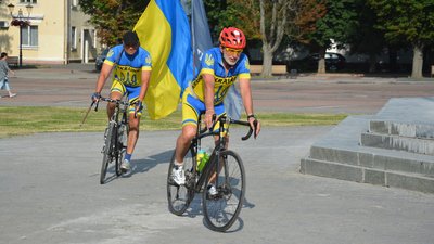 До Хмельницького завітали учасники Всеукраїнського ветеранського велопробігу