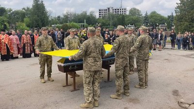 Труну з тілом бійця Дениса Кузнєцова накрили жовто-блакитним прапором Труну з тілом бійця Дениса Кузнєцова накрили жовто-блакитним прапором
