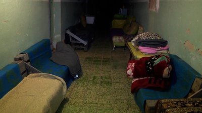 Дозволяють переховуватися лише працівникам закладу: житомирянку під час повітряної тривоги не пустили в укриття