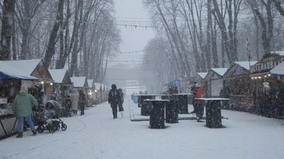 Посипають дороги, тротуари та зупинки. Комунальники ліквідовують наслідки негоди у Вінниці Посипають дороги, тротуари та зупинки. Комунальники ліквідовують наслідки негоди у Вінниці