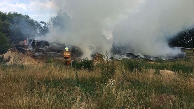 Пожежа на Черкащині: горіла автівка і 70 тонн соломи