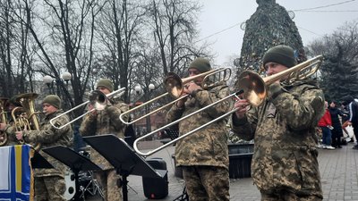 Експромтом організували концерт. У Миколаєві виступив військовий оркестр Експромтом організували концерт. У Миколаєві виступив військовий оркестр