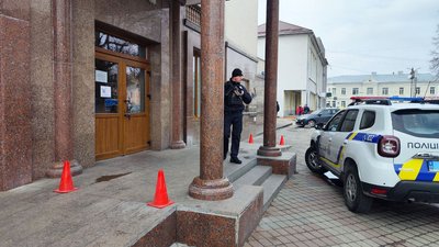 У Луцьку перевіряють інформацію про замінування адміністративних будівель і закладу культури У Луцьку перевіряють інформацію про замінування адміністративних будівель і закладу культури