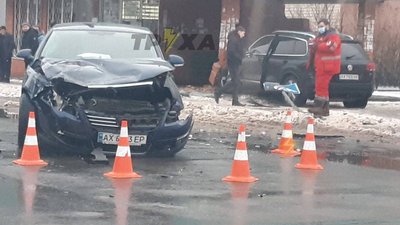 У Харкові авто врізалося у зупинку — є травмований У Харкові авто врізалося у зупинку — є травмований