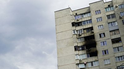 У Харкові від російського обстрілу спалахнула пожежа в 16-поверхівці У Харкові від російського обстрілу спалахнула пожежа в 16-поверхівці