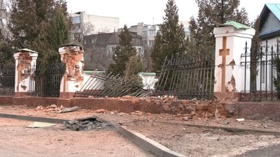 Пошкоджені житлові будинки і паркан церкви. Окупанти вкотре обстріляли мирні райони Чернігова
