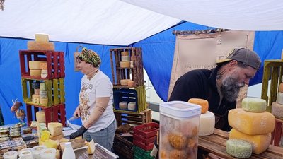 Ярмарок "Квітуча Україна" триває на вулиці Прибузькій