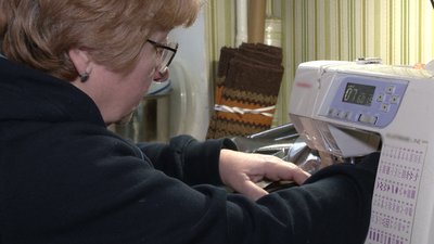 "Хочу швидше повернутися додому": у Рівному переселенка шиє ковдри для військових "Хочу швидше повернутися додому": у Рівному переселенка шиє ковдри для військових