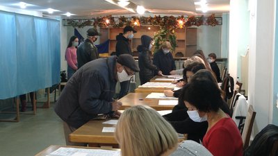 Вибори у Рівному: як відкривали дільницю Вибори у Рівному: як відкривали дільницю