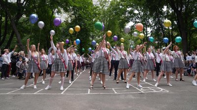 Останній дзвоник-2021: у Харкові закінчили школу близько 8 тисяч учнів Останній дзвоник-2021: у Харкові закінчили школу близько 8 тисяч учнів