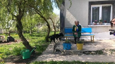 Марія Паряк на власному подвір'ї Марія Паряк на власному подвір'ї
