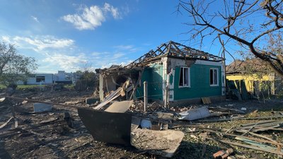 Жінок привалило стінами, а залишки гаража пошкодили сусідній будинок у Прилуках (Відео)