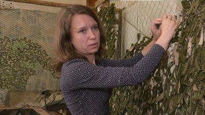 Галина Батюк приходить у волонтерський центр плести сітки Галина Батюк приходить у волонтерський центр плести сітки