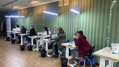 "Це мій шанс навчитись": у Полтаві жінок безоплатно навчають шиттю "Це мій шанс навчитись": у Полтаві жінок безоплатно навчають шиттю