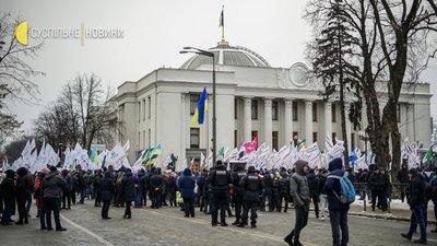 "У мене купують три саморізи на гривню". ФОПи під Радою вимагають скасування касових апаратів "У мене купують три саморізи на гривню". ФОПи під Радою вимагають скасування касових апаратів