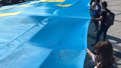 На повітряних кульках до Криму: львів'яни створили послання до кримських татар На повітряних кульках до Криму: львів'яни створили послання до кримських татар