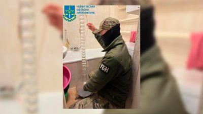 Колба, яку вилучили правоохоронці під час обшуків у Чернігові Колба, яку вилучили правоохоронці під час обшуків у Чернігові