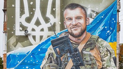 У Харкові є стінопис, присвячений воїну Олегу Сапаленку на позивний Ювелір: "Тіло Олега досі не знайдено після боїв під Дементіївкою"