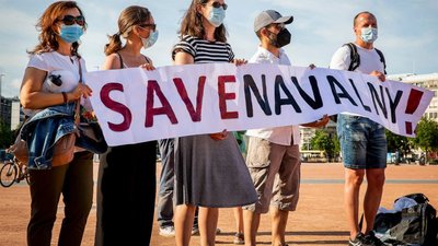 Флакони з "Новачком" та українські прапори. У Женеві протестували проти візиту Путіна