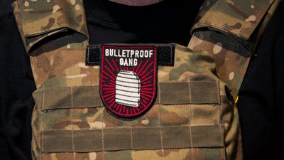 З підручних засобів для автівок та бронесталі. Одесити виготовили більше тисячі бронежилетів З підручних засобів для автівок та бронесталі. Одесити виготовили більше тисячі бронежилетів