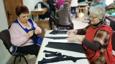 У волинській бібліотеці плетуть маскувальні сітки на потреби військових У волинській бібліотеці плетуть маскувальні сітки на потреби військових