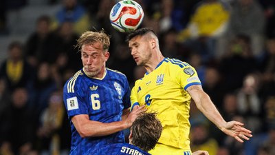 Роман Яремчук у матчі України проти Швеції у плейоф кваліфікації на ЧС-2026 з футболу