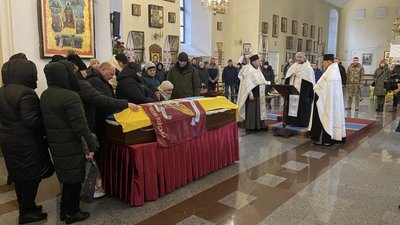 У Полтаві попрощалися зі старшим стрільцем Олександром Товканем У Полтаві попрощалися зі старшим стрільцем Олександром Товканем