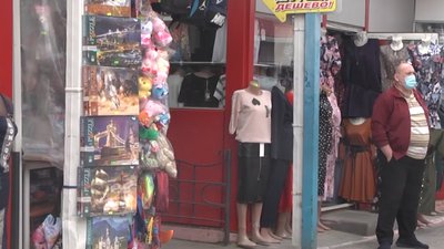 Мітинг під міською радою. У Голій Пристані працівники промислового ринку вимагають роботи Мітинг під міською радою. У Голій Пристані працівники промислового ринку вимагають роботи