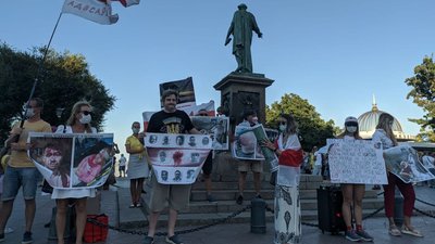 У центрі Одеси люди вийшли на акцію "День єднання білорусів"