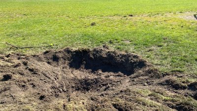 Вирва від російського снаряда на шкільному стадіоні у Глухові Вирва від російського снаряда на шкільному стадіоні у Глухові