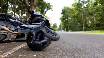 ДТП, Чернігівщина: у Бобровиці мотоцикліст зіткнувся з велосипедом, що вела у руках жінка