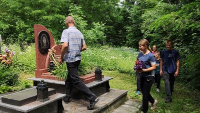 Могила багатодітної матері Могила багатодітної матері