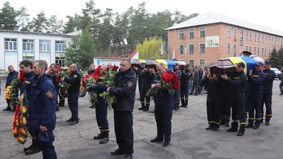 На Харківщині попрощалися із загиблими від російських боєприпасів саперами На Харківщині попрощалися із загиблими від російських боєприпасів саперами