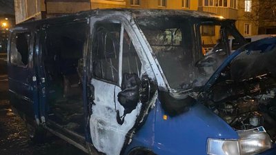 На Дніпропетровщині на тимчасовій стоянці згорів мікроавтобус