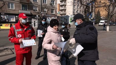 У Кропивницькому перехожим роздавали листівки з інформацією про коронавірус