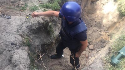 На Рівненщині під час робіт у полі знайшли артснаряди та кулеметні патрони На Рівненщині під час робіт у полі знайшли артснаряди та кулеметні патрони