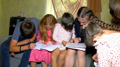 "Хотілося, щоб діти мали батьків": історія подружжя на Вінниччині, яке створило прийомну родину