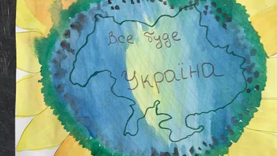 Замість ракет — голуби миру. В Івано-Франківську діти малюють картини для воїнів