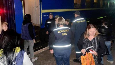 Евакуація із зони бойових дій: на Житомирщину прибув черговий потяг з переселенцями із Донеччини