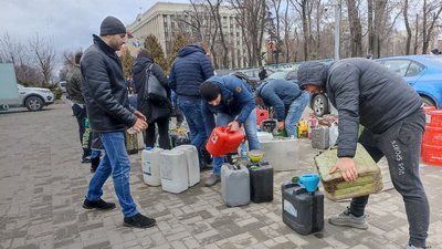 Черги біля координаційного центру у Дніпрі: дніпряни записуються у тероборону Черги біля координаційного центру у Дніпрі: дніпряни записуються у тероборону