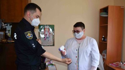 У Кропивницькому від коронавірусу вакцинують поліцейських У Кропивницькому від коронавірусу вакцинують поліцейських