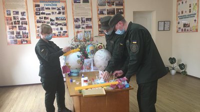 Півметрові писанки виготовили строковики вінницької військової частини