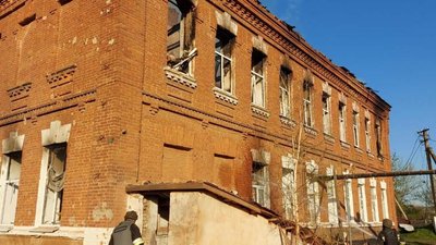 На Харківщині окупанти поцілили в школу, що пережила дві світові війни На Харківщині окупанти поцілили в школу, що пережила дві світові війни