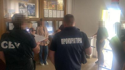 Трьох львівських митників підозрюють у хабарництві Трьох львівських митників підозрюють у хабарництві